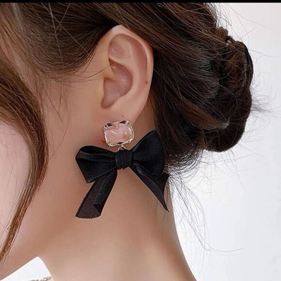 ✨🔅🆕✨Touch of Class Unique Bow Knot Earrings ✨ - Picture 1 of 8